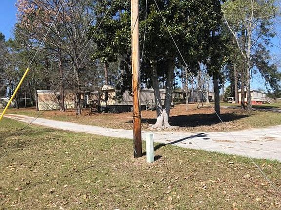 Other mobile homes on property.. 9 acres..