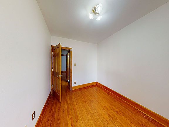 5th image of 4122 49th St APT 2R