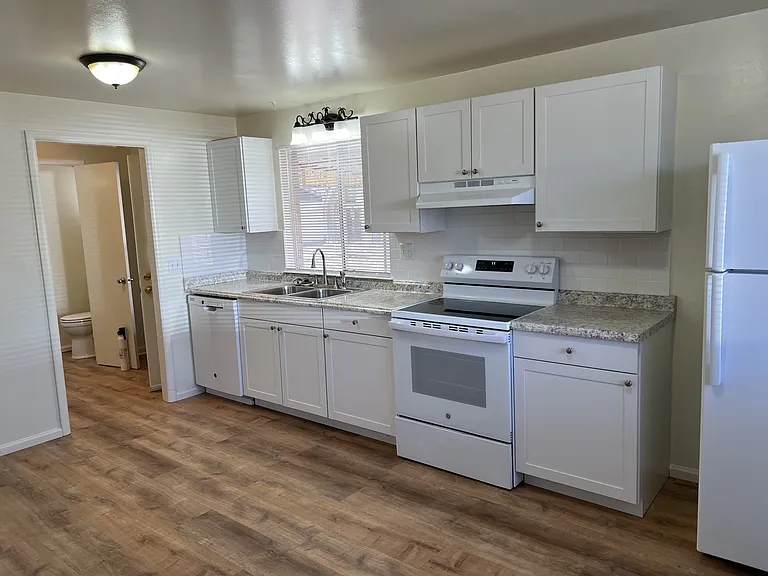 1033 Grant St — Photo 2