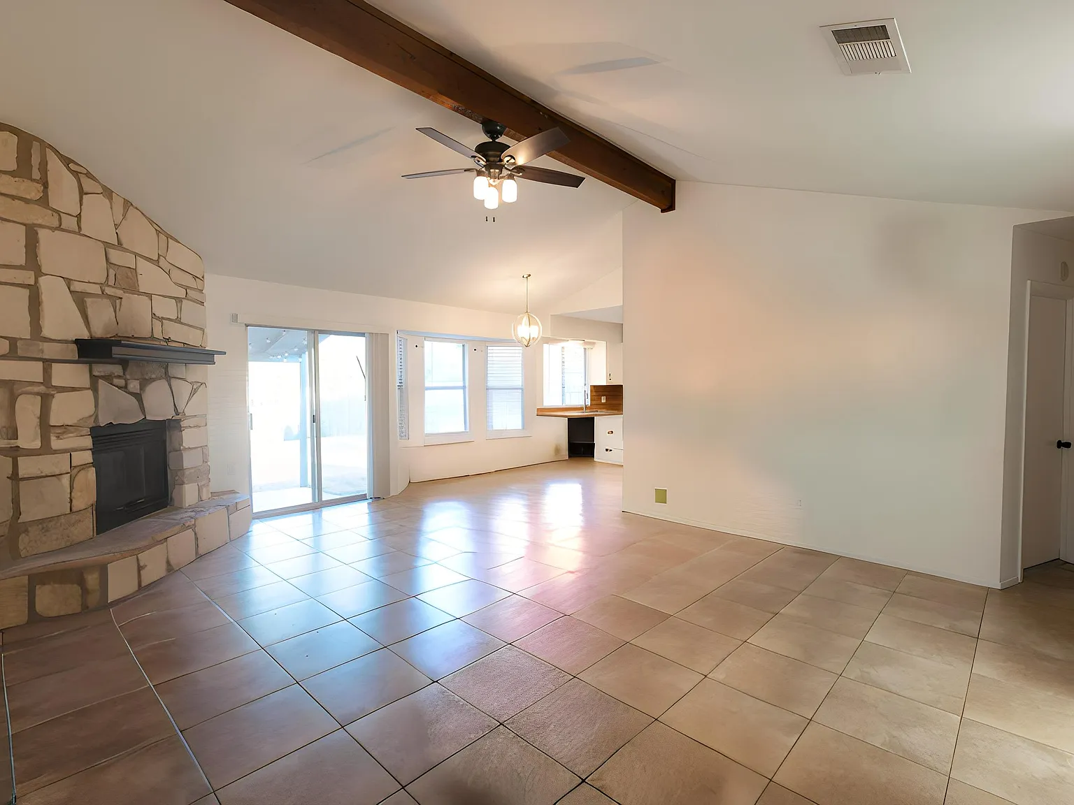 3 bed, 1099 sqft, $1,600 — Photo 4