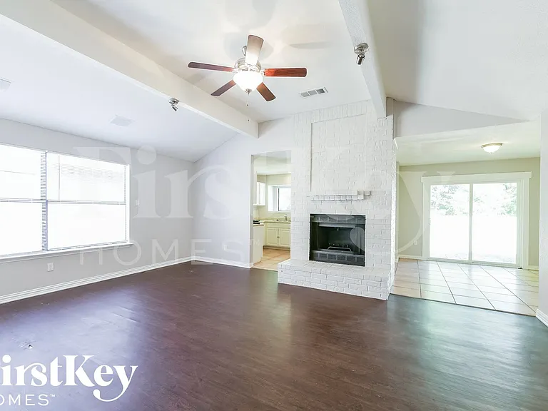 529 Valley Spring Dr — Photo 4