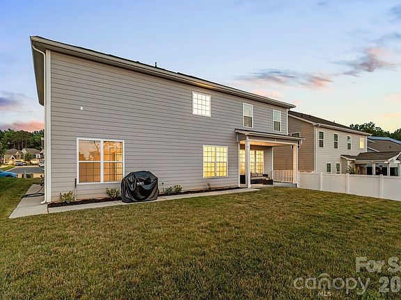3rd image of 645 Belle Grove Dr