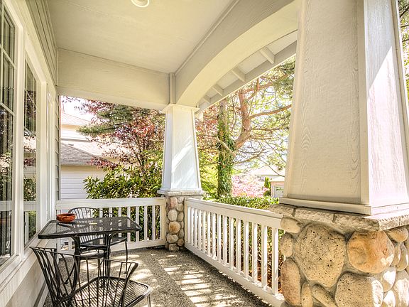 5th image of 241 249th Pl NE