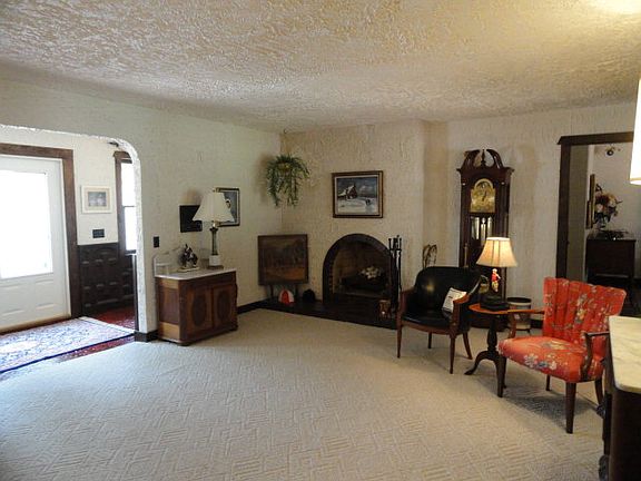 2nd image of 826 Keller Ln