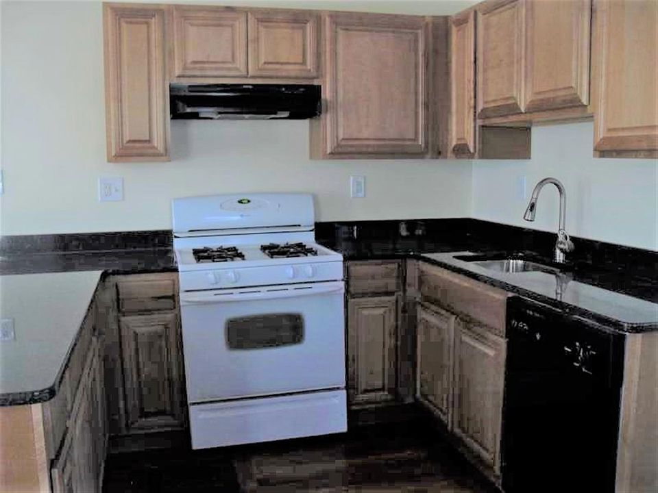 2nd image of 79 Capen St E #3