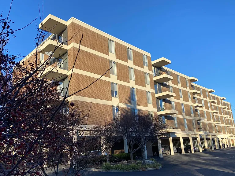600 W Brown St #109 — Photo 2