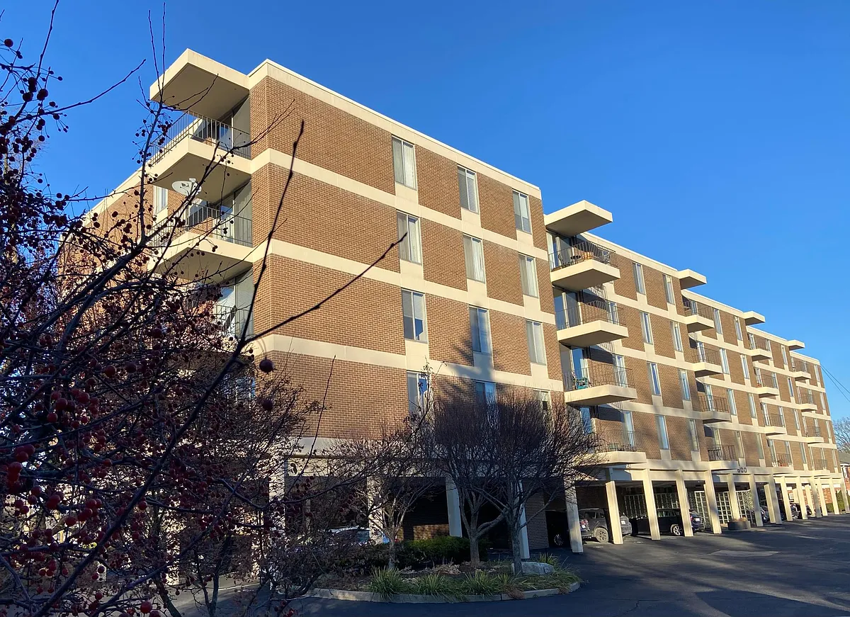 Building Photo - 600 W Brown St #109