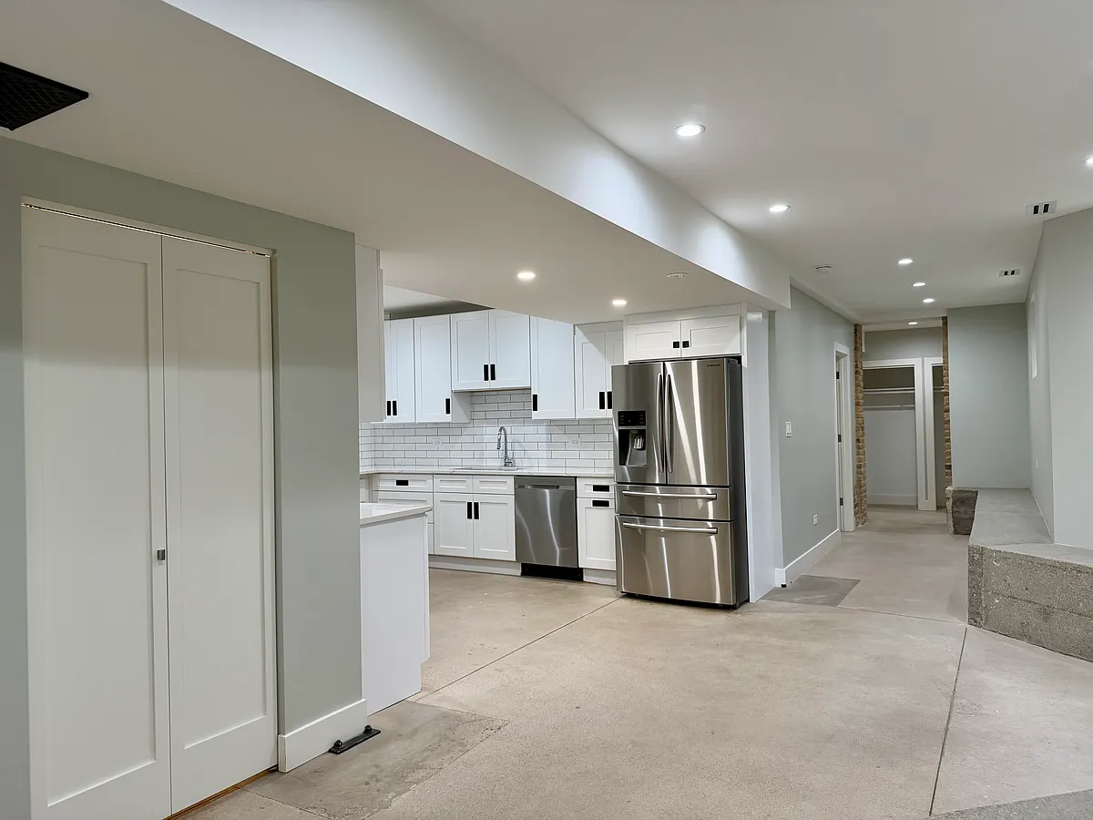 Building Photo - 4730 W Grace St #3