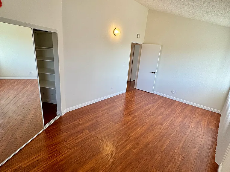 1523 E Windsor Rd #105B — Photo 21
