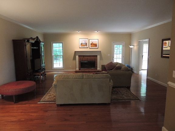 2nd image of 1335 Holiday Dr