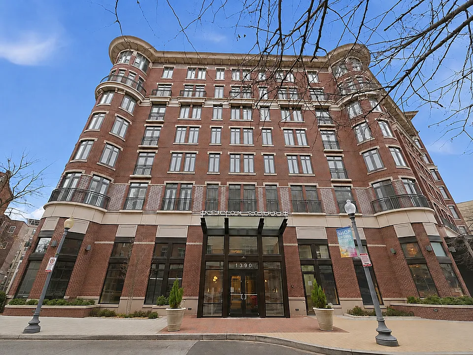 1390 Kenyon St NW #325