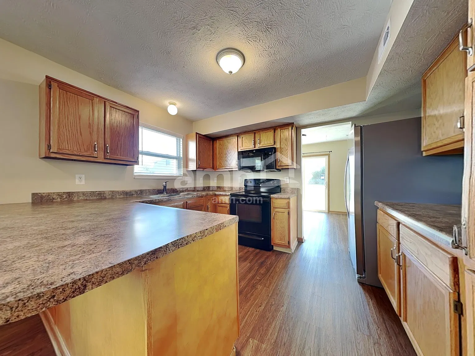 4 bed, 2.5 bath, 2000 sqft, $2,415 — Photo 3
