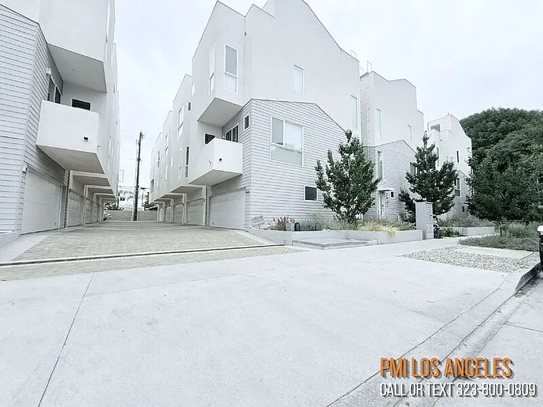 10917 1/2 Otsego St — Photo 34