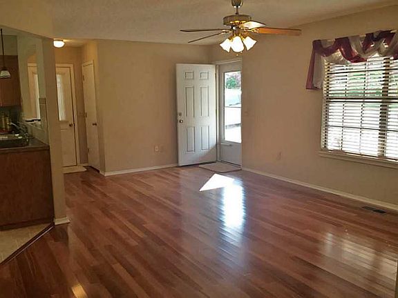 3rd image of 14 Harrington Ln