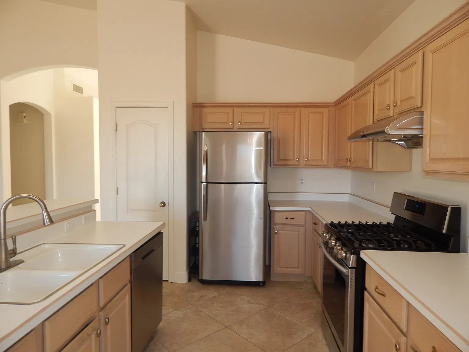 3 bed, 2.0 bath, 1754 sqft, $1,595 — Photo 4