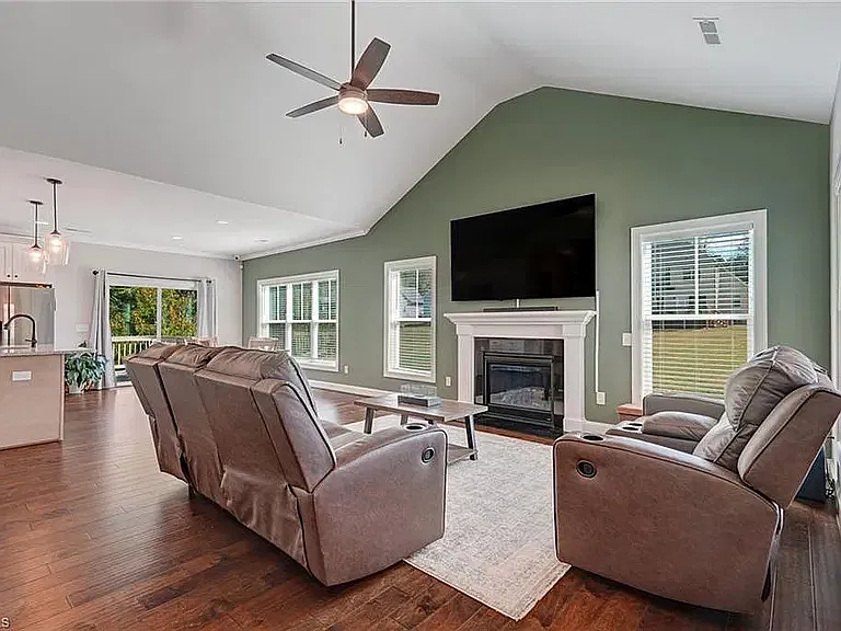 3 bed, 2247 sqft, $2,525 — Photo 1