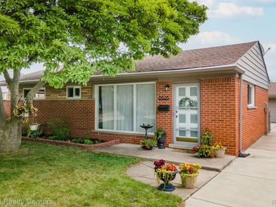 8626 Kinloch St, Dearborn Heights, MI, 48127