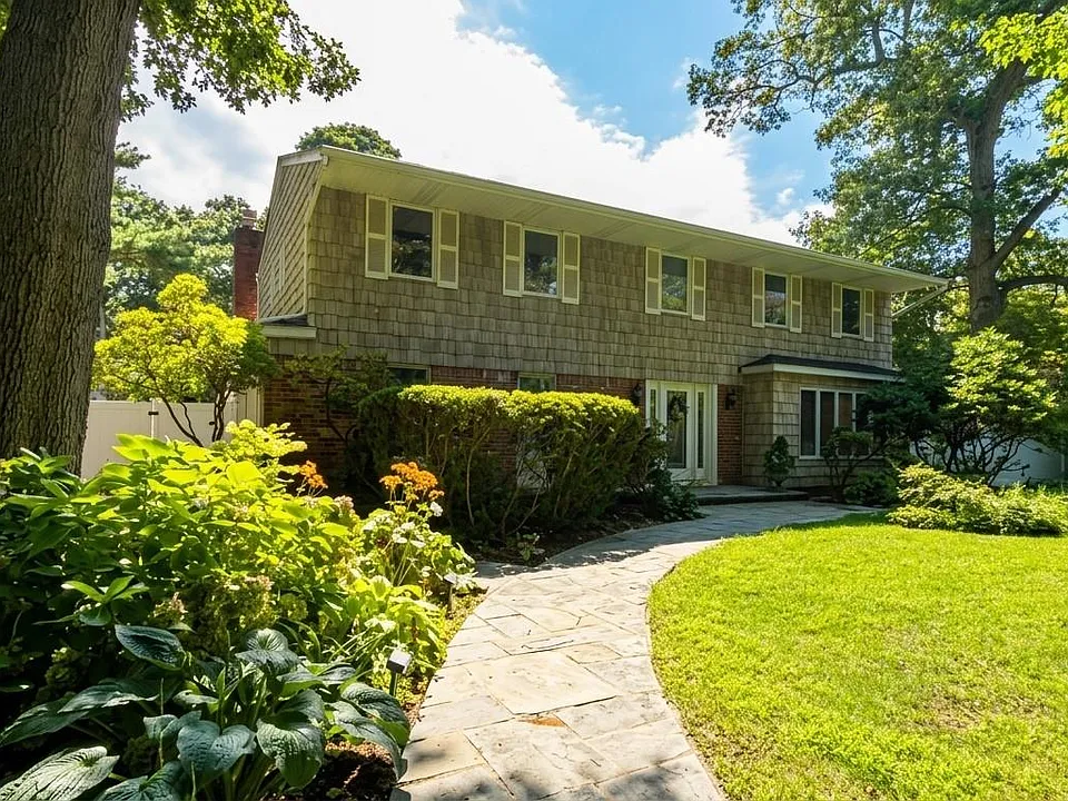 8 Tree Hollow Ln