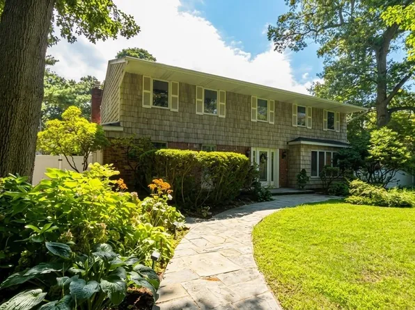 8 Tree Hollow Ln, Dix Hills, NY 11746
