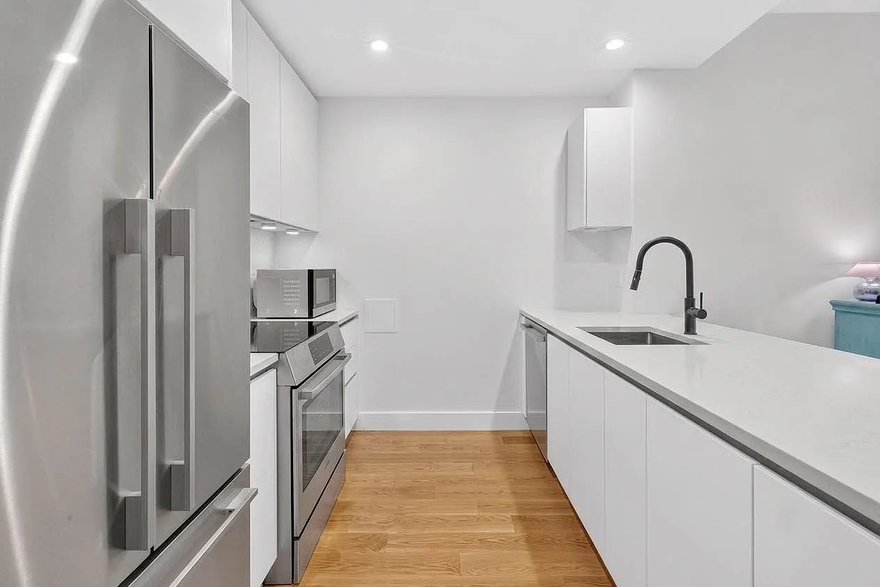906 Prospect Place — Photo 4