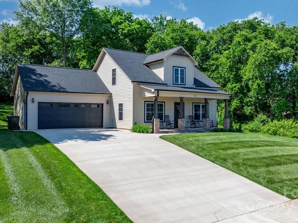 4941 Southview Dr, Hickory, NC 28602