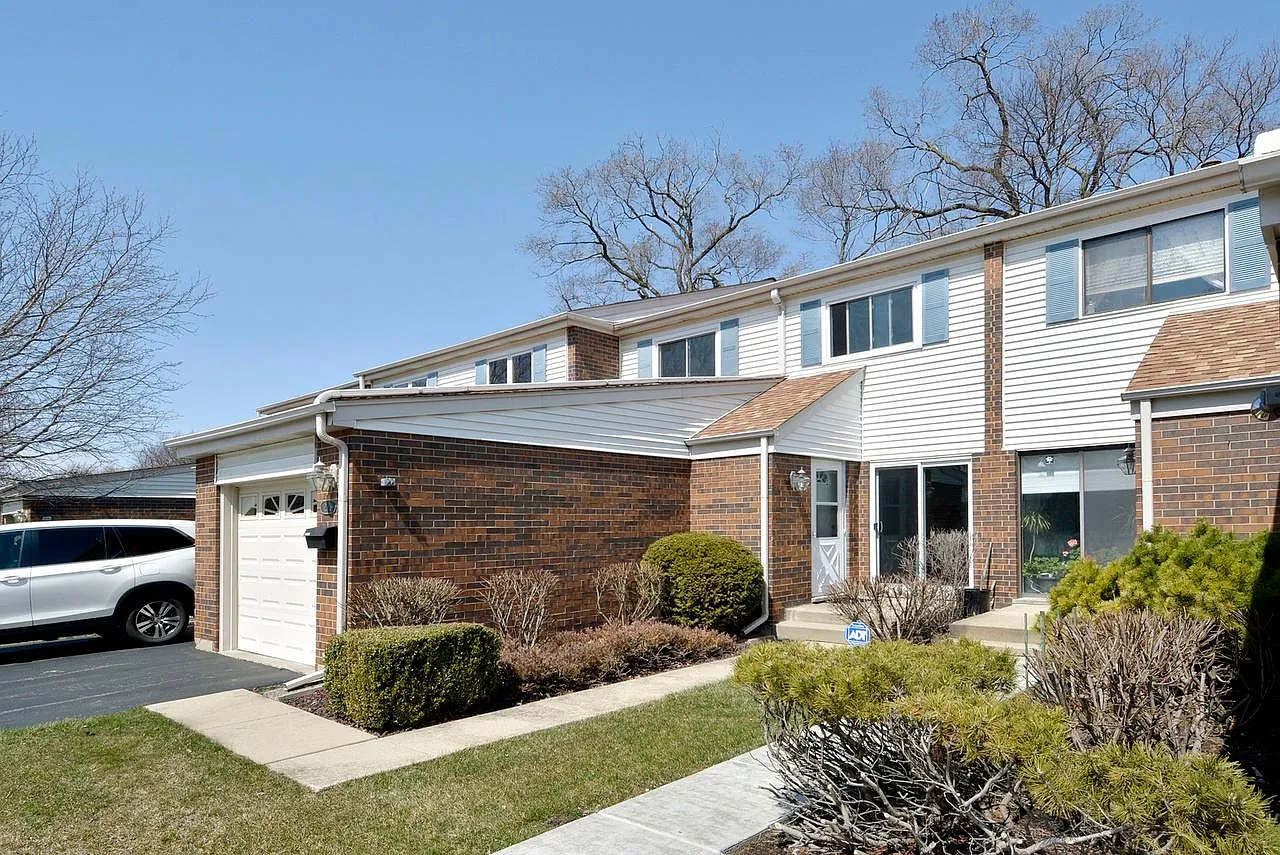 210 W Wimbolton Dr — Photo 1