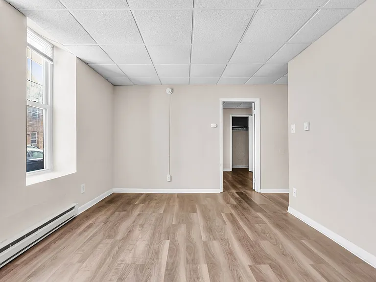 439 W Walnut St — Photo 11