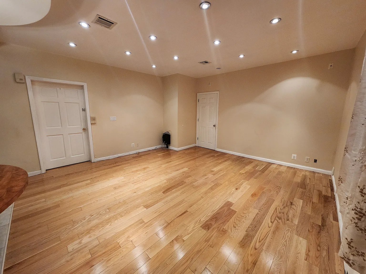 3 bed, 1100 sqft, $3,500 — Photo 2