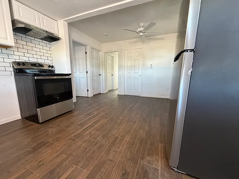 241 S California St — Photo 37