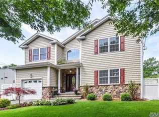 29 Richfield St, Plainview, NY 11803