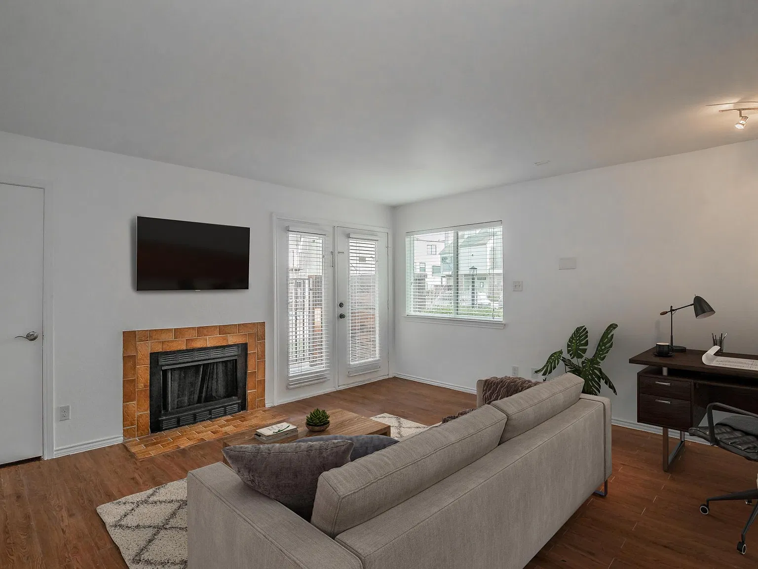 1 bed, 700 sqft, $1,300 — Photo 3