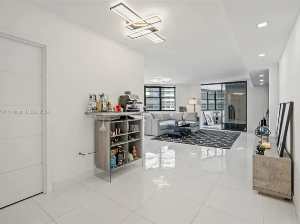 999 Brickell Bay Dr APT 705, Miami, FL 33131