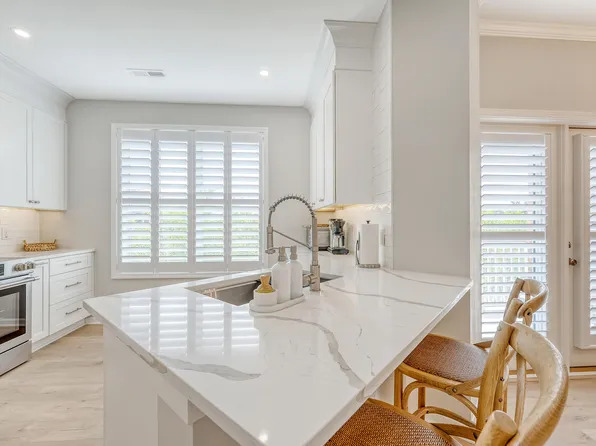 260 Seven Farms Dr Unit 306, Daniel Island, SC 29492