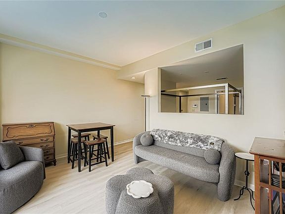 5th image of 3040 Peachtree Rd NW Unit 1310