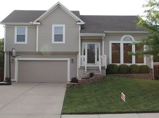 972 E Oak Crest Dr, Gardner, KS 66030