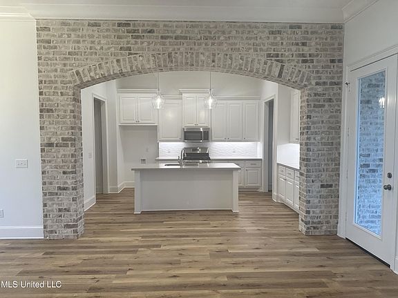 4th image of 598 E Park St