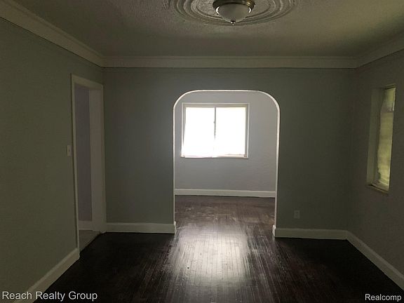 3rd image of 14839 Rutherford St