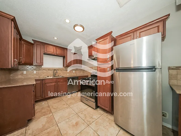 1803908_006_kitchen_6.jpg