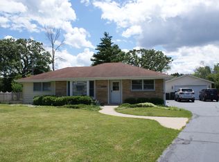 713 Greenbriar Ln, Lindenhurst, IL 60046