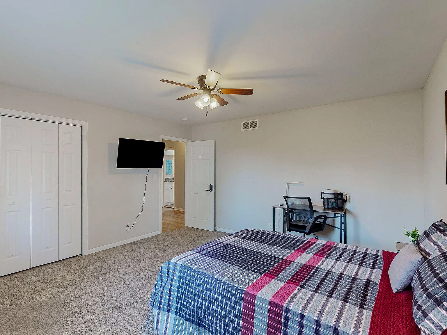 4 bed, 5.0 bath, 3000 sqft, $910 — Photo 2