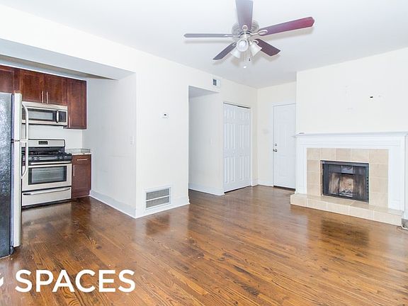 2nd image of 937 W Cornelia Ave #Unt401