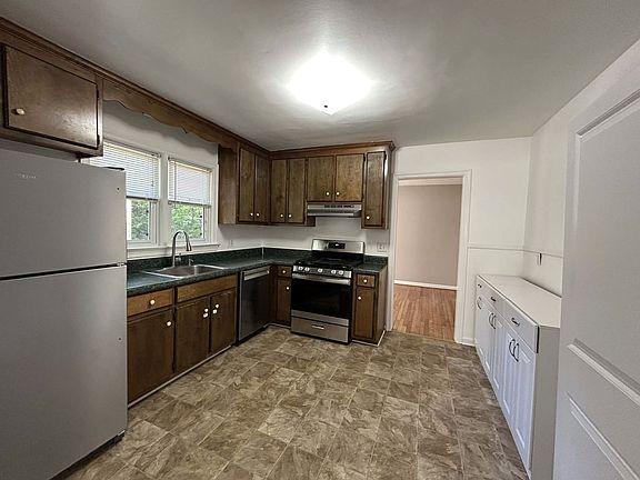 3rd image of 9 Corbin Dr