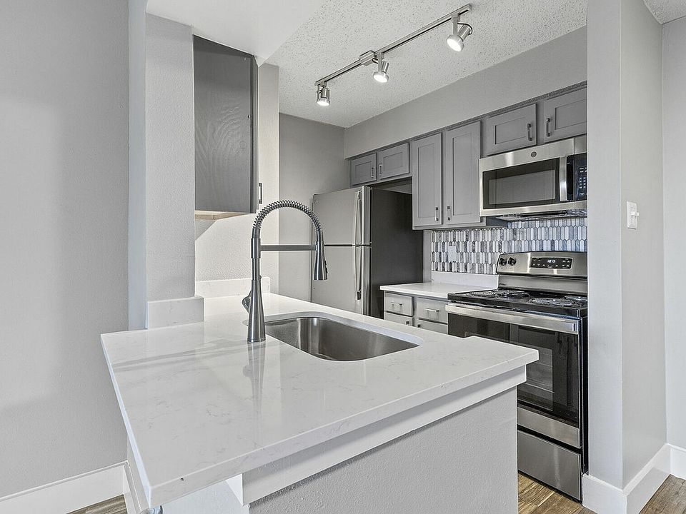 Kitchen w/ Stylish Tile Backsplash