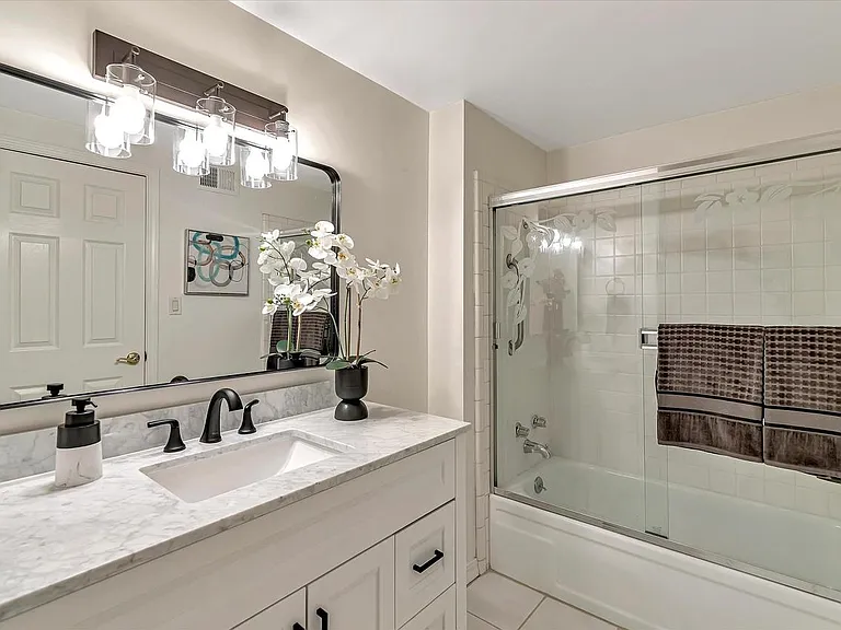 121 Saint Philip Ct — Photo 32