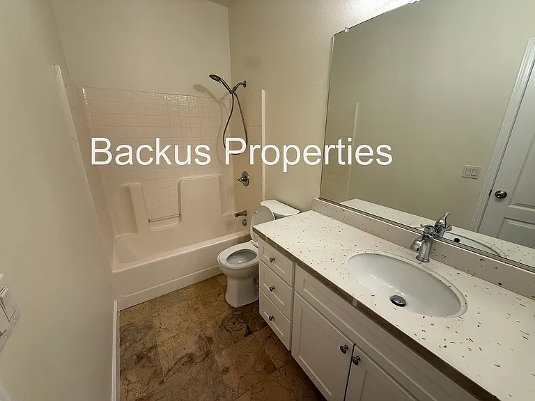 7 Moreno St — Photo 24