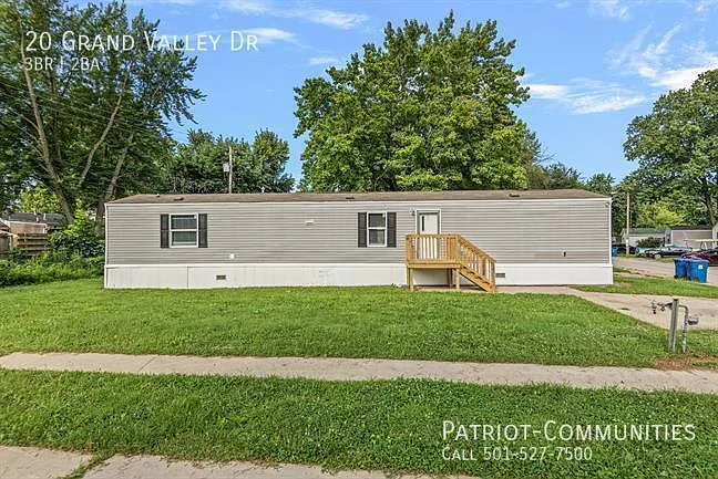 3 bed, 924 sqft, $1,050 — Photo 2