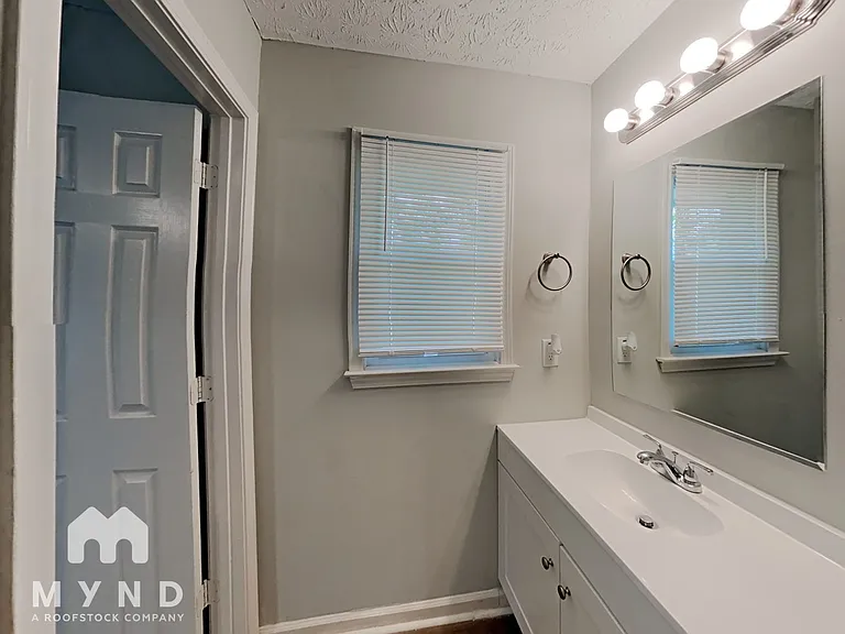 2728 Columbia Dr — Photo 11