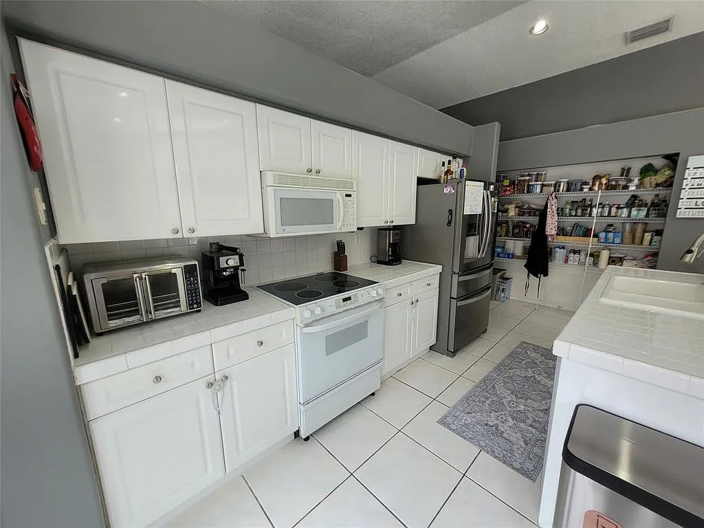 3 bed, 2.0 bath, 1849 sqft, $3,300 — Photo 3