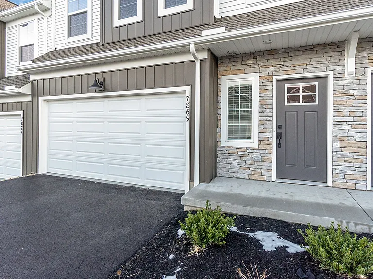 7869 Oak Brook Dr — Photo 4