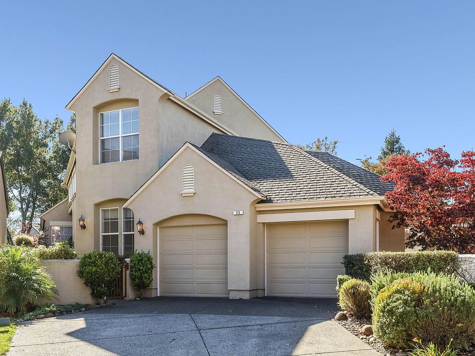 Front of house with 2 car garage